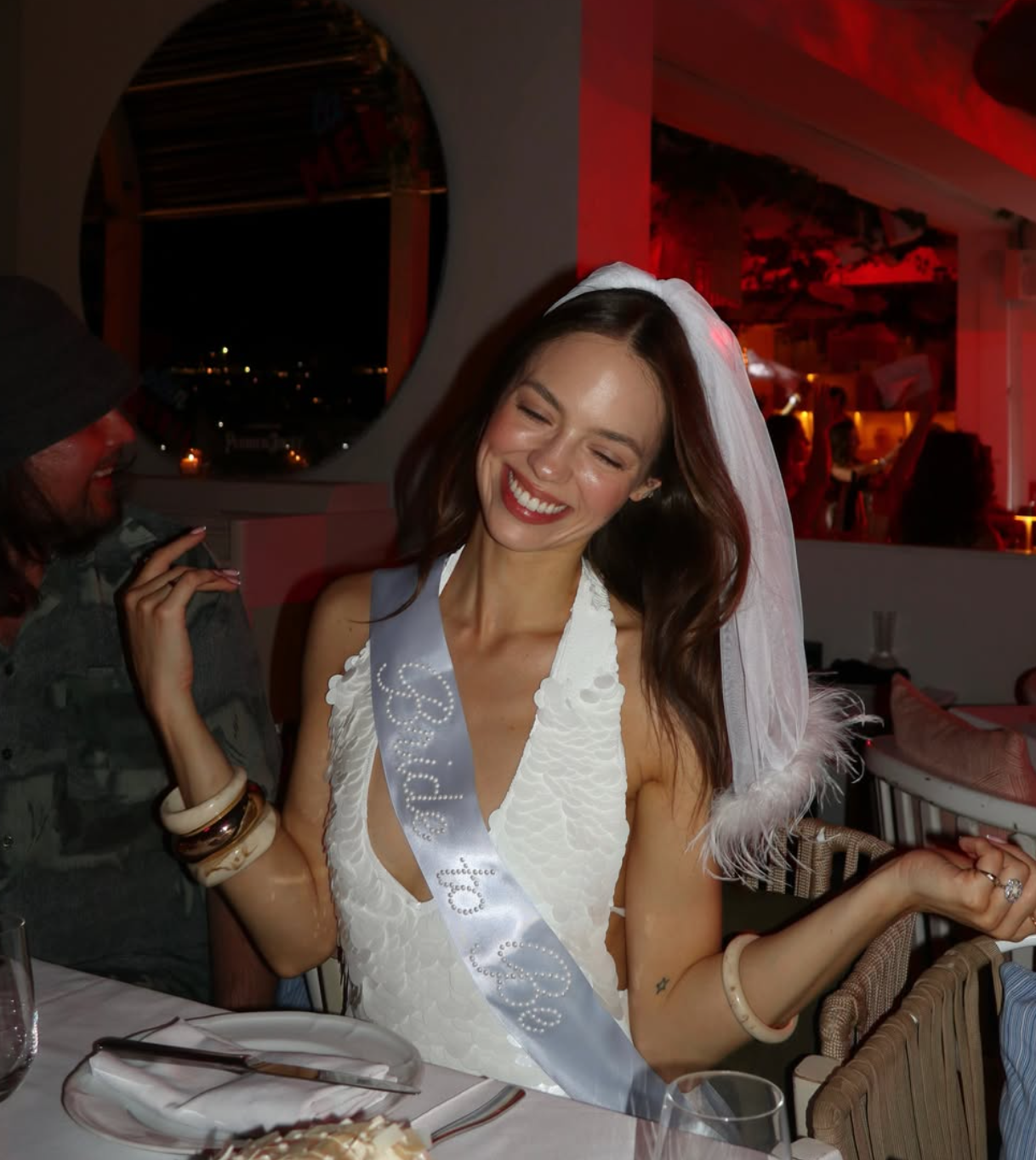 The Feather Veil - premium tulle w. feathered trim