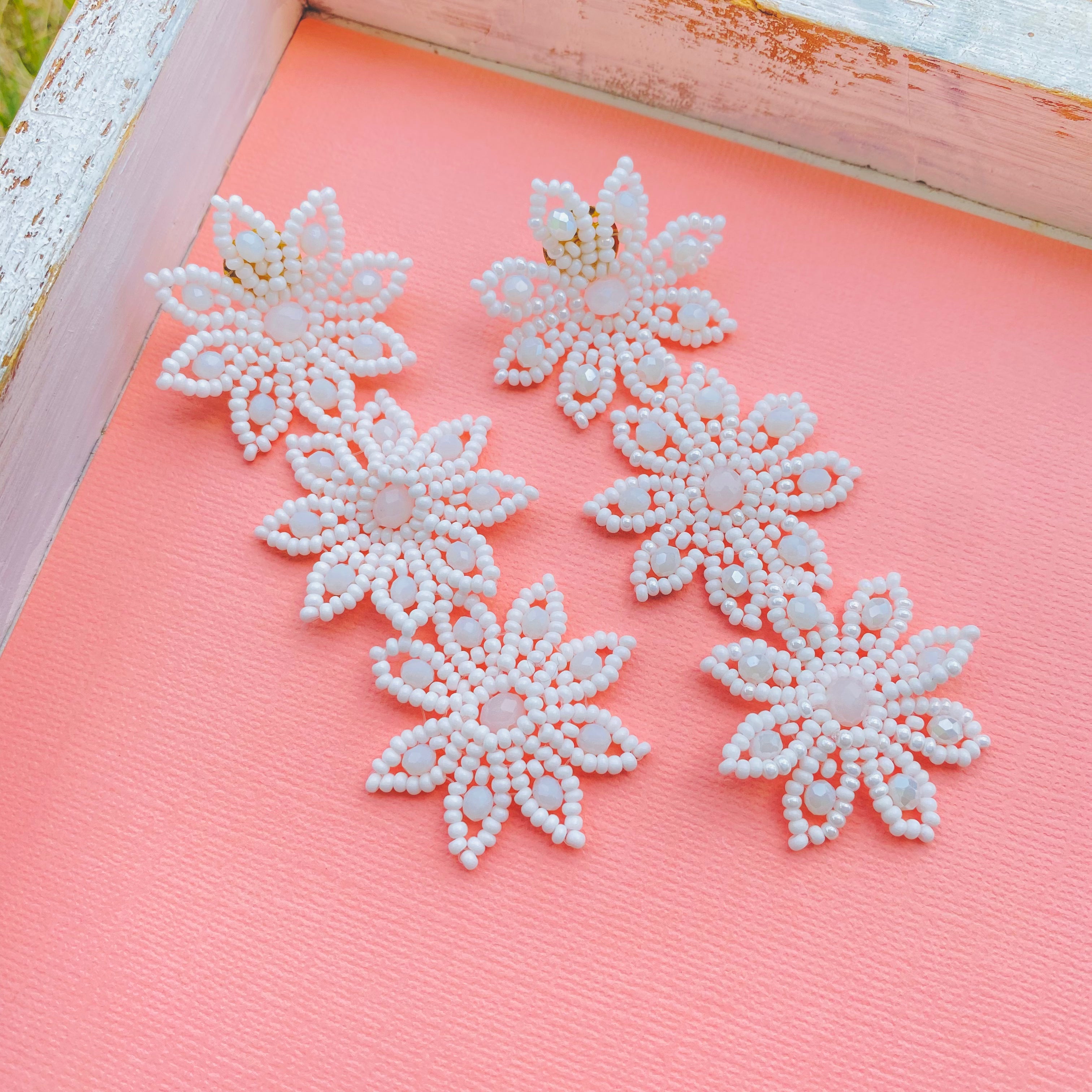 Lotto Trio Flowers White Earrings