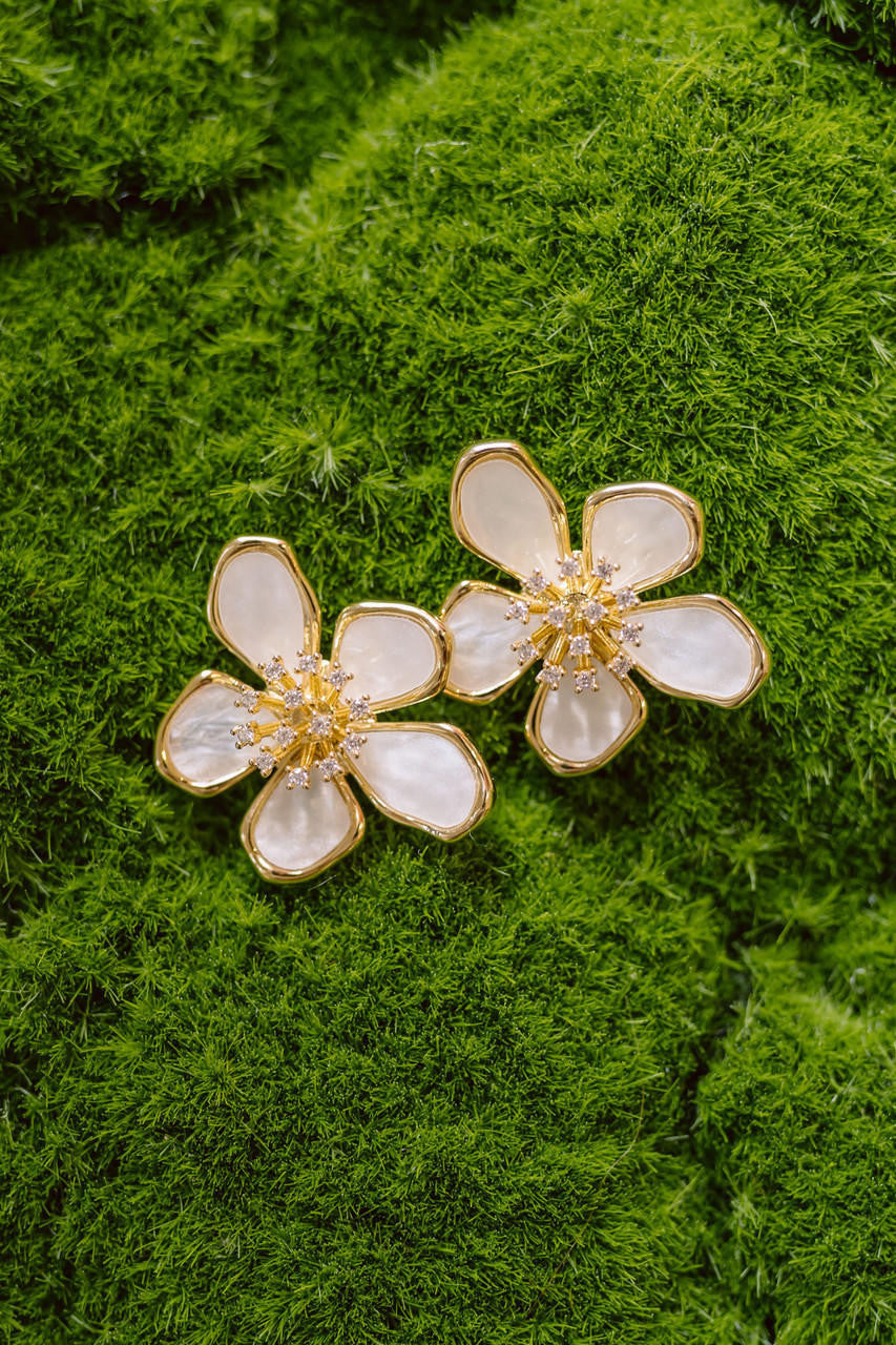 Elinore Mother of Pearl Floral Earring - Bexa Boutique