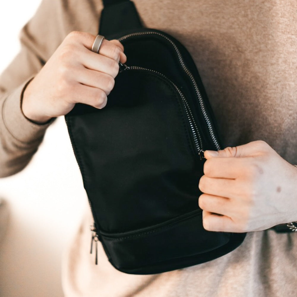 L'uomo Unisex Crossbody Bag